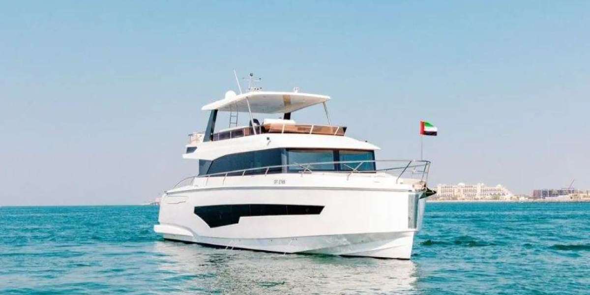 Top 5 Factors to Consider When Booking a Luxury Yacht Charter in Dubai