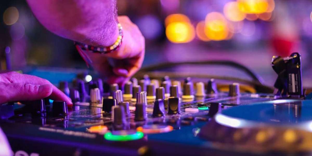 Qualifications Needed to Become a Wedding Bar DJ