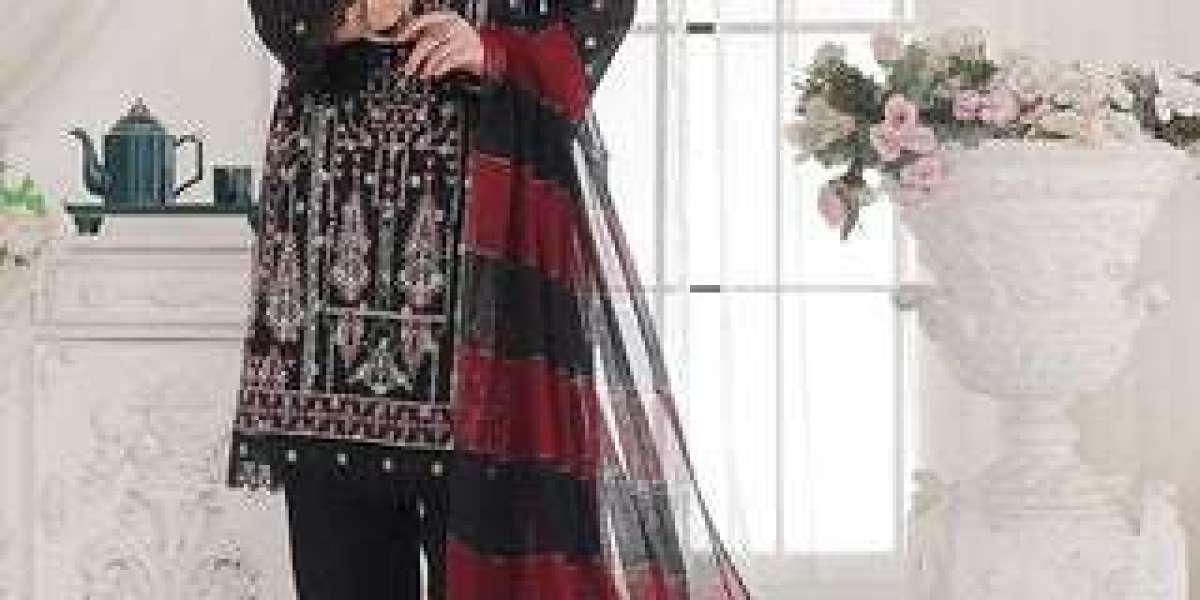 Latest Trends in Long Dresses in Pakistan